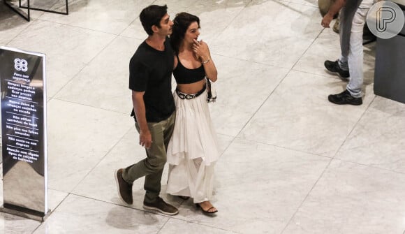 Isis Valverde e o marido, André Resende, andaram abraçados pelo shopping