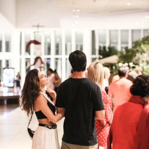 Isis Valverde deixou a barriga à mostra no passeio com o marido, André Resende