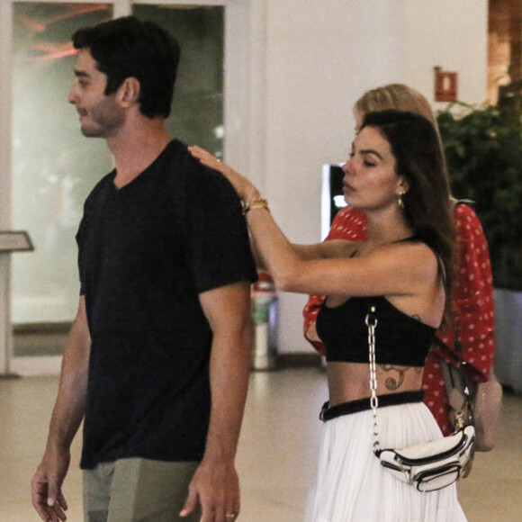 Isis Valverde fez massagem nas costas do marido, André Resende