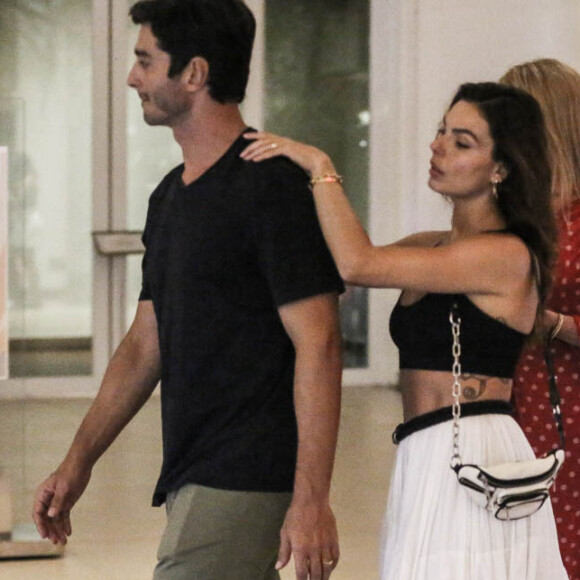 Isis Valverde usou uma pochete como bolsa