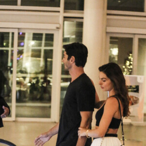 Isis Valverde e o marido, André Resende, andaram todo o tempo de mãos dadas