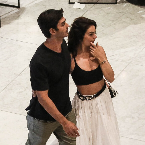 Isis Valverde passeou cheia de estilo ao lado do marido, André Resende