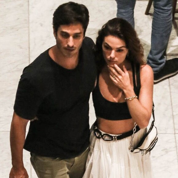 Isis Valverde apostou em um look P&B para passear com o marido no shopping neste domingo, 5 de janeiro de 2020