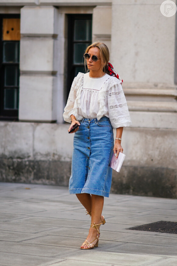 Blusas estilo bata com mangas bufantes formam looks casuais e frescos de verão com a saia jeans