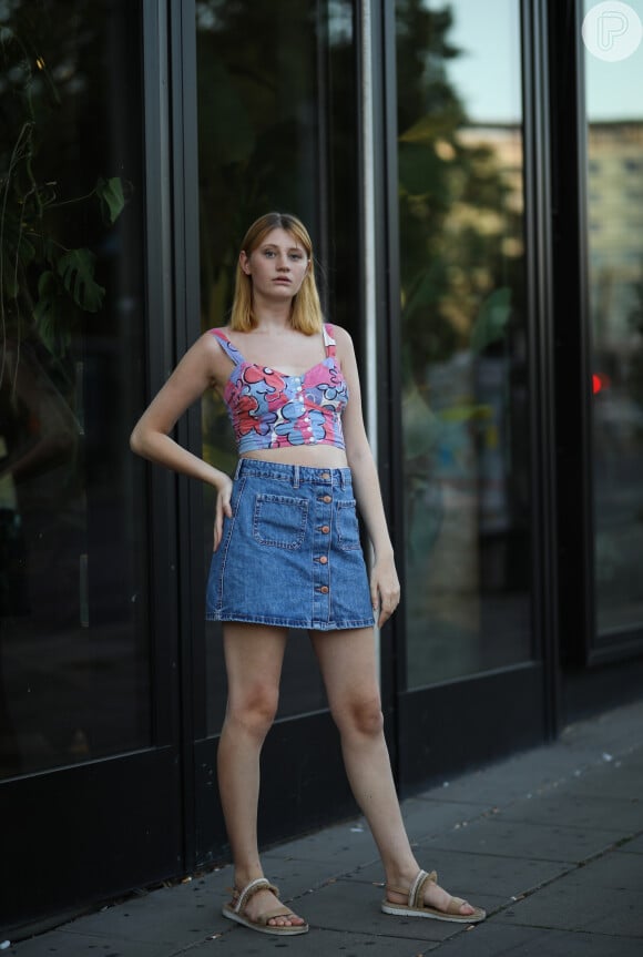 Minissaia jeans e cropped florido: look descomplicado e estiloso de verão