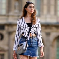 Saia jeans: 5 ideias de blusas que estão na moda para combinar com a peça