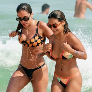 Anitta vai à praia acompanhada da amiga Jéssica de Sá