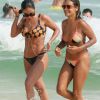 Anitta usa biquíni com estampa de caju para ir à praia no Rio de Janeiro