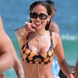Anitta se diverte com amigos na praia do Rio de Janeiro