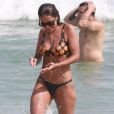 Anitta mostra corpo curvilíneo e sarado em dia na praia da Barra da Tijuca
