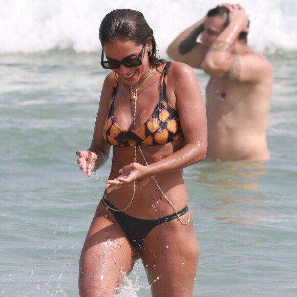 Anitta mostra corpo curvilíneo e sarado em dia na praia da Barra da Tijuca