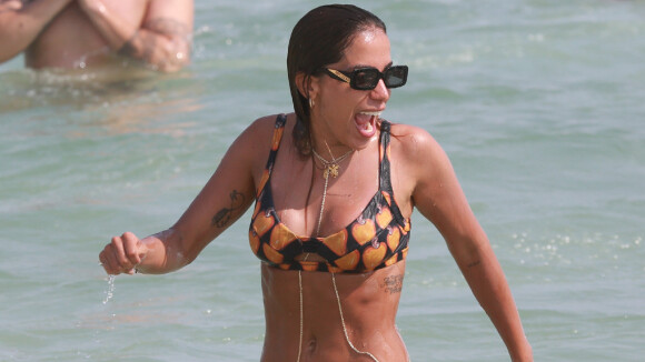 Anitta aposta em biquíni de frutas e acessório must have do verão na praia