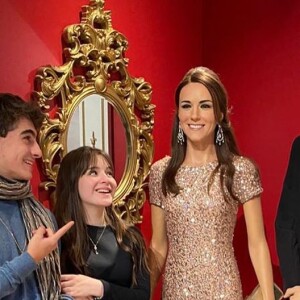 Sophia Valverde e Lucas Burgatti usam look verde neon em foto nos EUA publicada nesta sexta-feira, dia 10 de janeiro de 2020