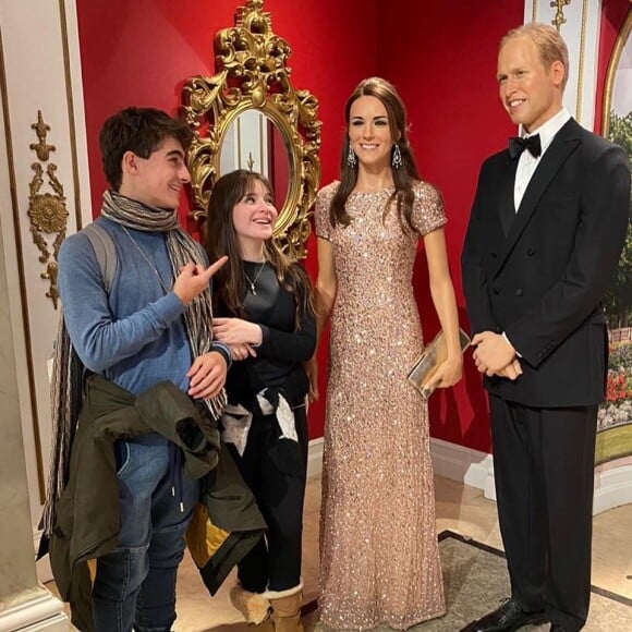 Sophia Valverde e Lucas Burgatti usam look verde neon em foto nos EUA publicada nesta sexta-feira, dia 10 de janeiro de 2020