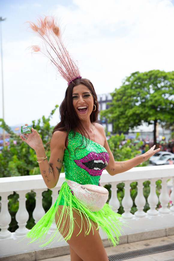 Maria Joana aposta em body verde com franjas no Bloco da Favorita, no Rio de Janeiro