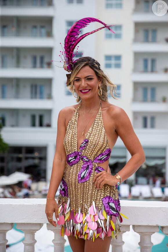 Carol Sampaio apposta em vestido decotado para receber famosos no Bloco da Favorita, no Rio de Janeiro