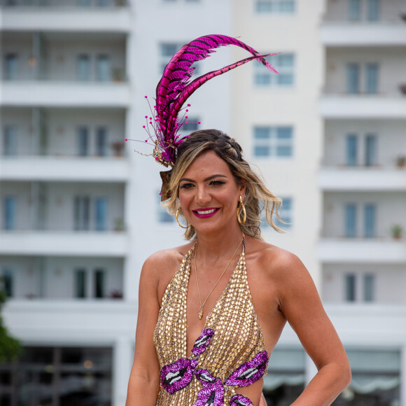 Carol Sampaio apposta em vestido decotado para receber famosos no Bloco da Favorita, no Rio de Janeiro