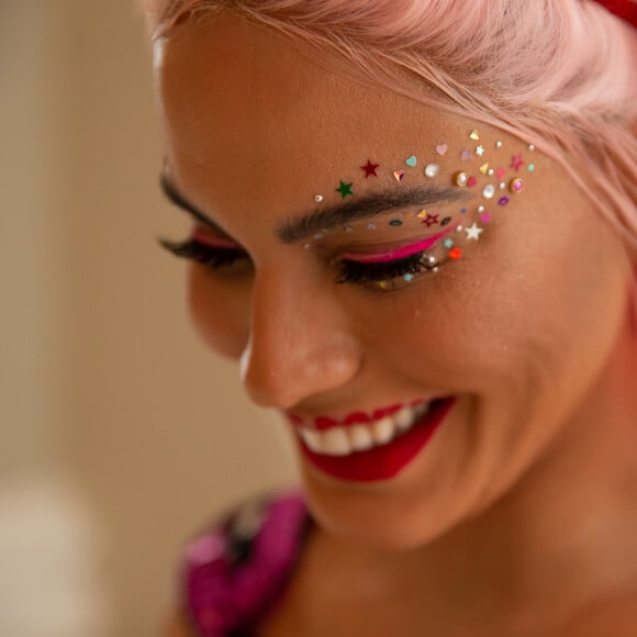 Olho com aplicações brilhosas foi eleito por Leticia Lima para compor look do Bloco da Favorita, no Rio de Janeiro