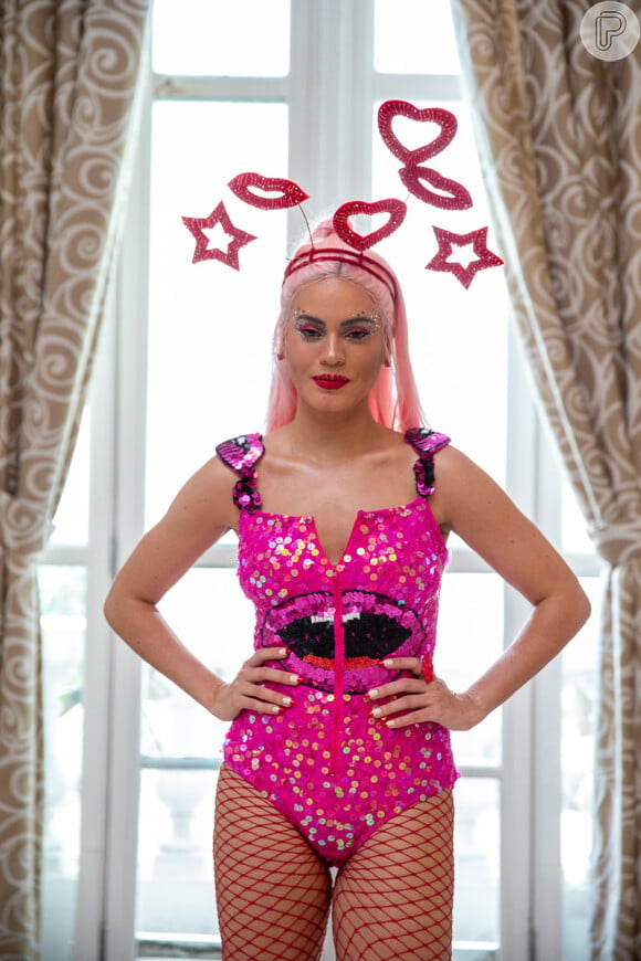 Leticia Lima escolheu look pink para o Bloco da Favorita, no Rio de Janeiro