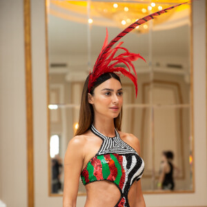 Thaila Ayala apostou em look recortado para curtir o Bloco da Favorita, no Rio de Janeiro