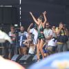 Camila Queiroz rebola no palco do Bloco da Favorita, no Rio de Janeiro