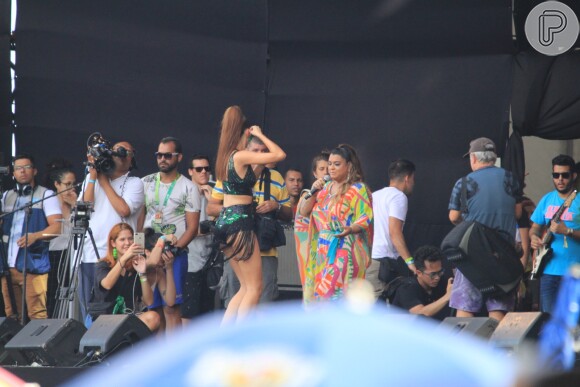 Camila Queiroz dança durante show de Preta Gil no Bloco da Favorita, no Rio de Janeiro
