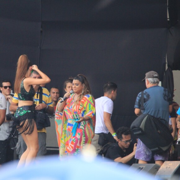 Camila Queiroz dança durante show de Preta Gil no Bloco da Favorita, no Rio de Janeiro