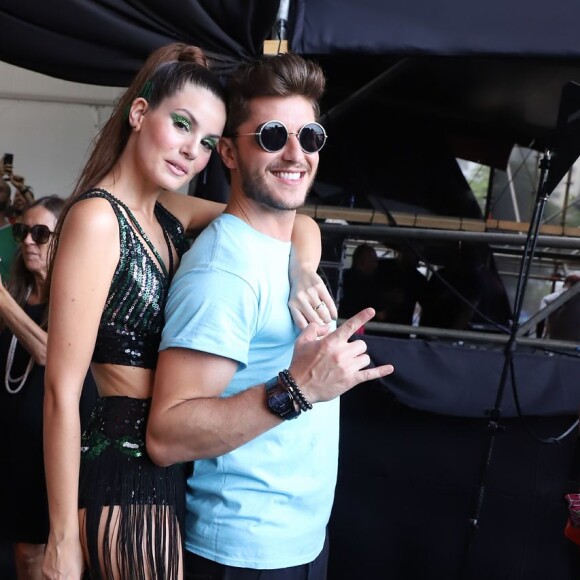 Camila Queiroz curte Bloco da Favorita com o marido, Klebber Toledo