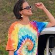 Agatha Moreira aposta na t-shirt oversized com estampa tie dye bem colorida