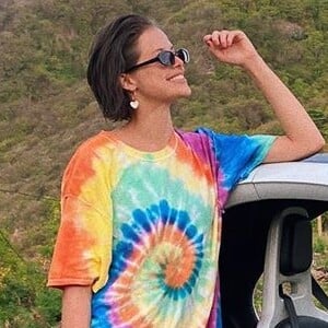 Agatha Moreira aposta na t-shirt oversized com estampa tie dye bem colorida