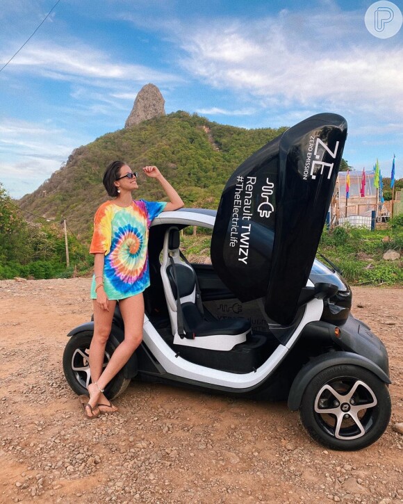 Agatha Moreira aposta na t-shirt oversized com estampa tie dye bem colorida