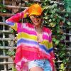 Juliana Paes aposta na blusa tie dye em tons vibrantes combinando com short jeans