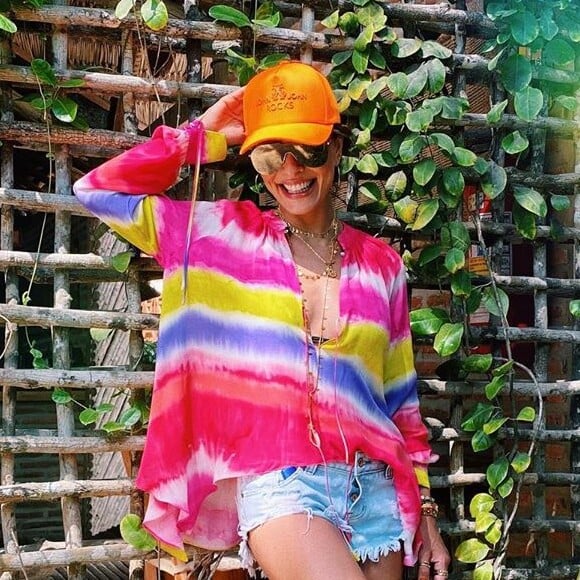 Juliana Paes aposta na blusa tie dye em tons vibrantes combinando com short jeans