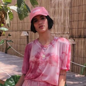 O tie dye também pode aparecer em um look monocromático, como nessa produção em rosa e branco de Manu Gavassi
