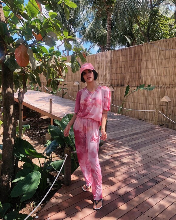 O tie dye também pode aparecer em um look monocromático, como nessa produção em rosa e branco de Manu Gavassi