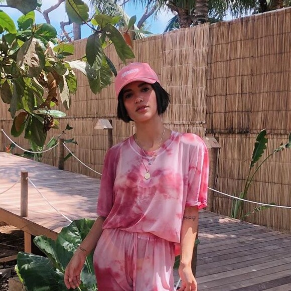 O tie dye também pode aparecer em um look monocromático, como nessa produção em rosa e branco de Manu Gavassi