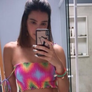 Vera Viel apostou no biquíni e no top tie dye em tons mais claros de rosa, coral, verde e amarelo