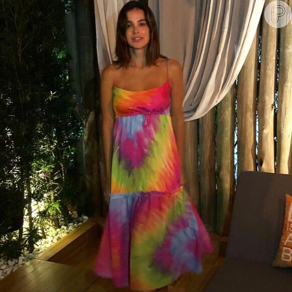 Vera Viel apostou no vestido tie dye soltinho e ultracolorido em um dos seus looks de verão
