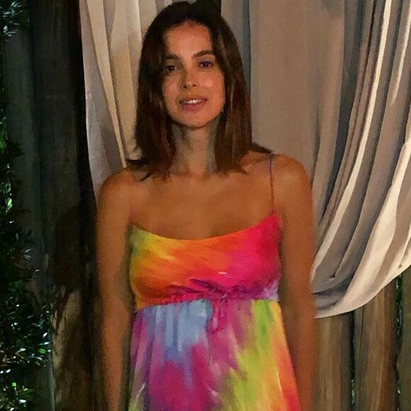 Vera Viel apostou no vestido tie dye soltinho e ultracolorido em um dos seus looks de verão