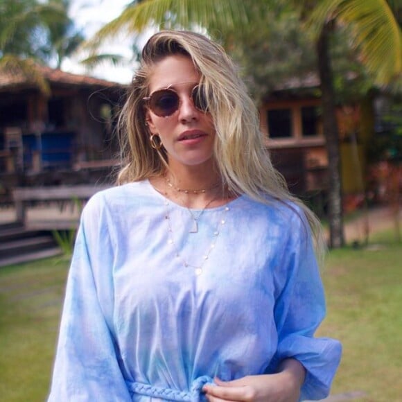 O tie dye azul e branco foi aposta de Luma Costa em vestido de verão