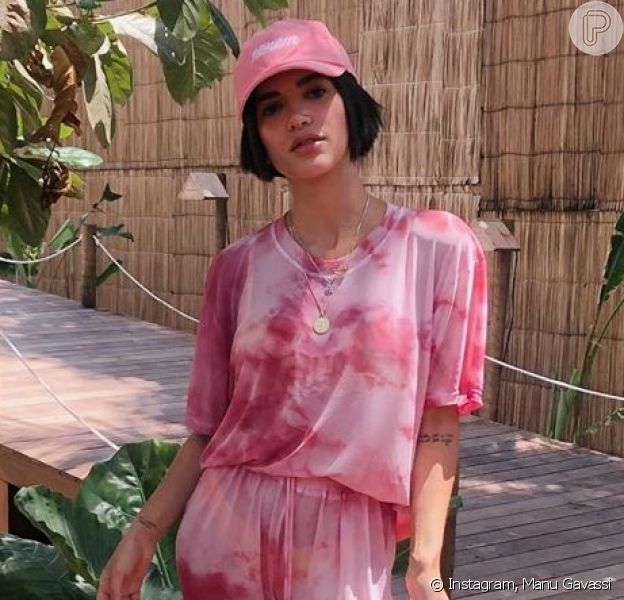 Tie dye é tendência e as famosas já estão apostando na estampa manchadinha nos looks de verão!