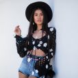 Moda 2020: blusa de crochê com aplicação de flores para você fugir do calor no Verão 2020