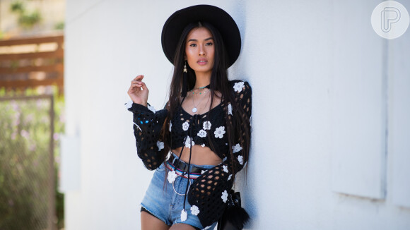 Moda 2020: blusa de crochê com aplicação de flores para você fugir do calor no Verão 2020
