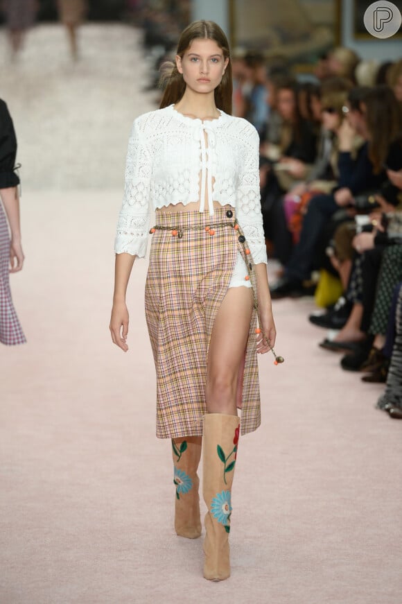 Blusa cropped com crochê alia tendências da moda Verão 2020