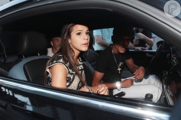 No carro de Neymar, estava sua namorada, Bruna Marquezine