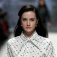 Cabelo na moda para o Verão 2020: penteado com franja presa brilho na passarela do Berlin Fashion Week