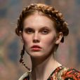 Cabelo na moda para o Verão 2020: penteado com trança estilo coroa e lenço foi febre no Berlin Fashion Week