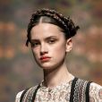 Cabelo na moda para o Verão 2020: coroa de trança com laço está em alta na Berlin Fashion Week