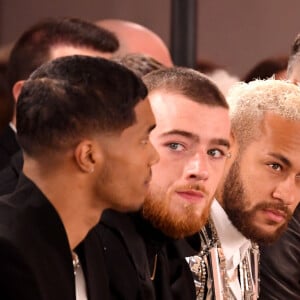 Neymar assistiu no front row o desfile da Balmain