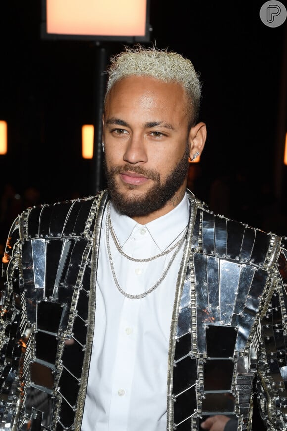 Neymar ganhou elogios e pedidos de famosos ao aparecer com o look luxuoso